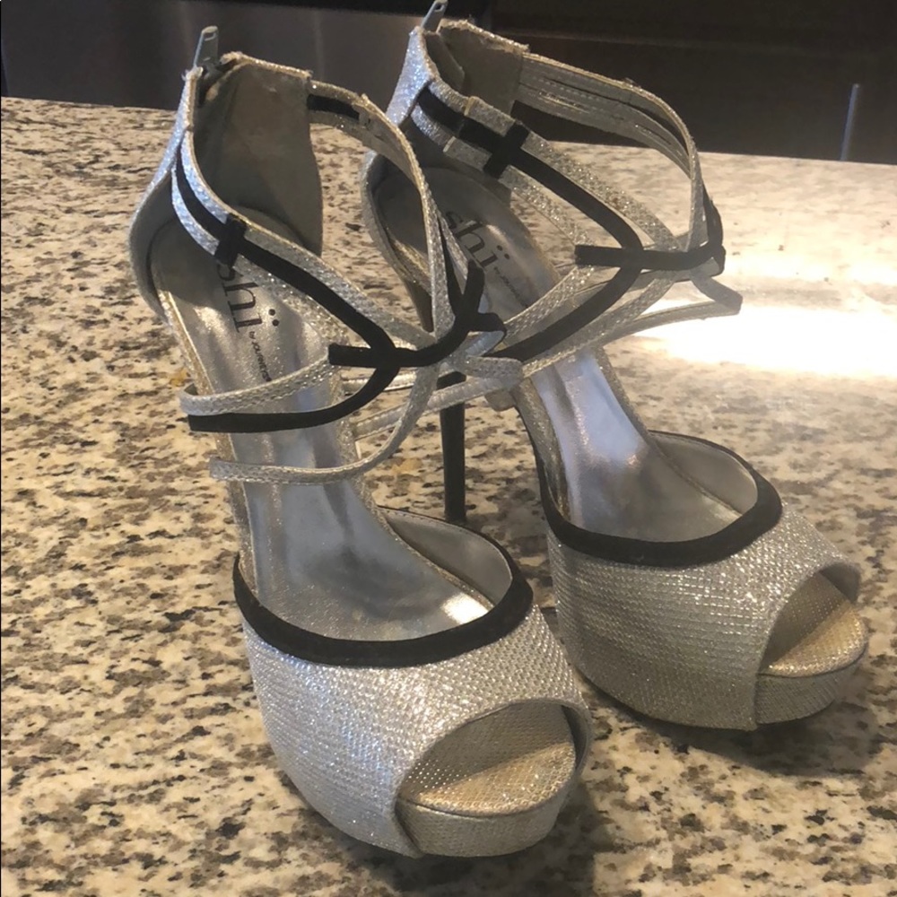 Super cute Shi heels